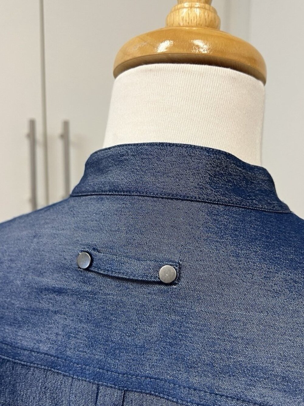 Carlisle Collection Blue Chambray Pintuck Top Size 10 Blouse - Picture 7 of 7
